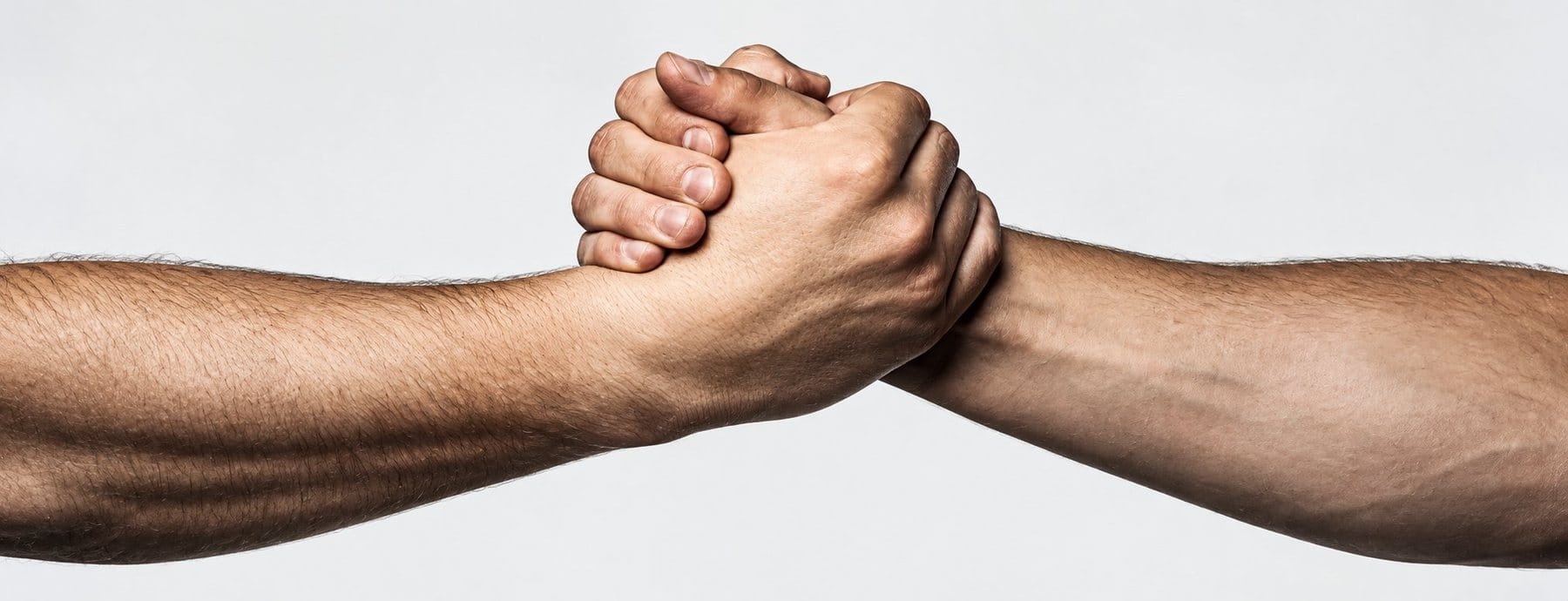 Twee handen in een stevige handdruk