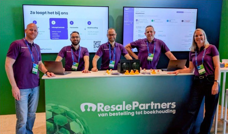Barbara Mulder met het team van ResalePartners op hun stand, met de radardozen op de balie